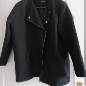 Jacka från Monki  - Använd ett fåtal gånger så i mycket fint skick.