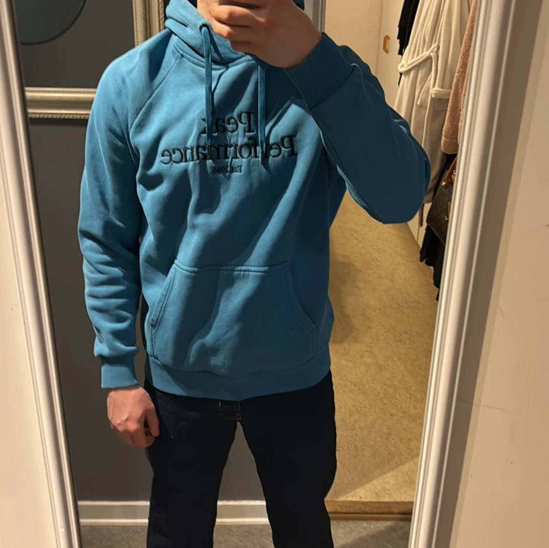 Peak performance hoodie storlek L Färgen scuba blue  - 91