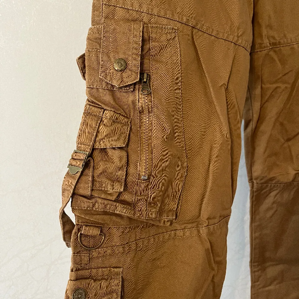 Vintage cargopants med unika detaljer . Jeans & Byxor.