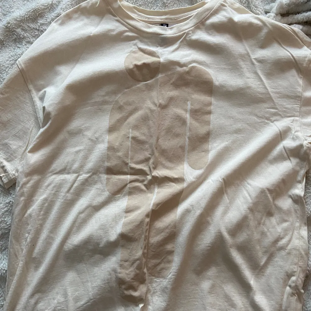 Säljer denna Billie Eilish tröja köpt från H&Ms kollektion med blohsh tryck. Knappt använd💓  . T-shirts.