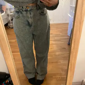 Dessa coola och snygga baggy blå/grå jeansen från Asos säljer jag nu i storlek s🤗De är uppsydda men går att folla ner, skriv för mer info! Köpare står för frakt