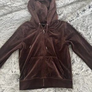 Juicy couture tröja - Säljer nu min fina juicy tröja då den är för stor för mig, den har inga defekter och skriv om ni vill ha fler bilder  💗 
