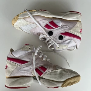 Retro Reebok sneakers - Äkta Reebok sneakers i någorlunda skick🌸 Sulan har påverkats av åldern och gummit är lite hårt🫶 Kan mötas upp i sthlm, annars står köparen för frakten!