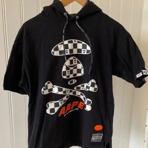 AAPE BY *A BATHING APE® - Tjena! Säljer denna sjukt fräna kortärmade huvtröja från AAPE. Sparsamt använd ☝️ Storlek S! Nypris ~1500kr, säljer för 700kr (diskuterbart!).