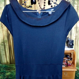 Klänning i sweatshirt-tyg - Fin rundhalsad klänning i stretchigt tjockare sweatshirttyg. Dragkedja i ryggen