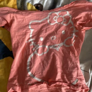 Rosa tröja/blus med tryck - Söt tröja/blus med hello Kitty tryck från H&M❤️ använt ett fåtal gånger men passar tyvärr inte längre❤️ inga fläckar alls och i väldigt bra skick👍🏻 skriv om du är intresserad❤️