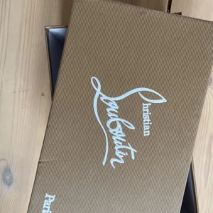 Christian louboutin skor - Skorna är använda fåtal gånger, mycket bra skick.  Storlek 45 inga spikar saknas
