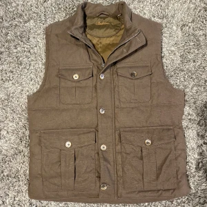 Stenströms väst - Säljer nu en skitsnygg stenströms väst i superbra skick som passar perfekt nu till våren. Storlek L-M. Nypris runt 3500kr