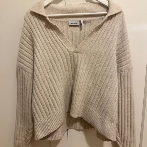 V-ringad stickad tröja - Crémefärgad v-ringad stickad tröja. Från Weekday i storlek M. 💛