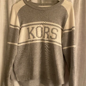 Michael Kors tröja  - Jättefin MK tröja i strl M endast använd 2 gånger så skicket är 10/10. Hör av dig för fler bilder eller frågor❤️