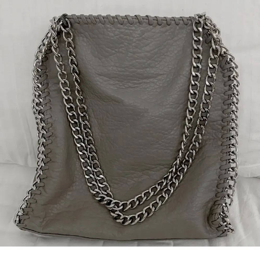 Stor grå Tiamo väska ifrån scorett, ny pris 599kr. Den är i fint skick då den inte använd så mycket.  (Lånat en bild ifrån en annan tjej på plick)💗🌸. Väskor.