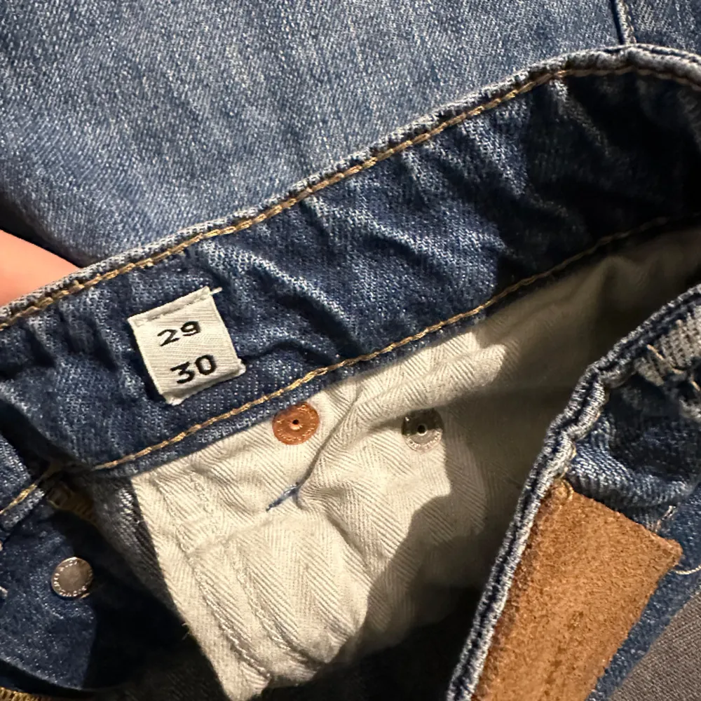 Blåa jeans från jack&jones i storlek 29/30 skicket är ca 8/10. Skriv vid funderingar.👖. Jeans & Byxor.