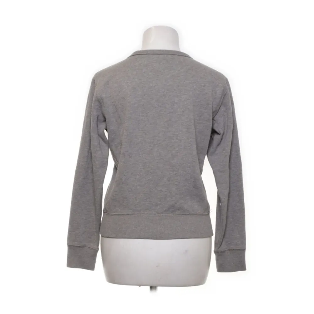 Ljusgrå RL tröja, strl S men sitter mer som XS💕 nypris 1299kr, säljer för 300kr. Tröjor & Koftor.