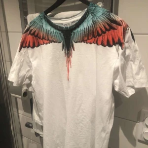 Marcelo Burlon T-shirt - Säljer nu min feta Marcelo burlon tshirt då jag växt ur den. Den är i väldigt bra skick då jag knappt använt den.  