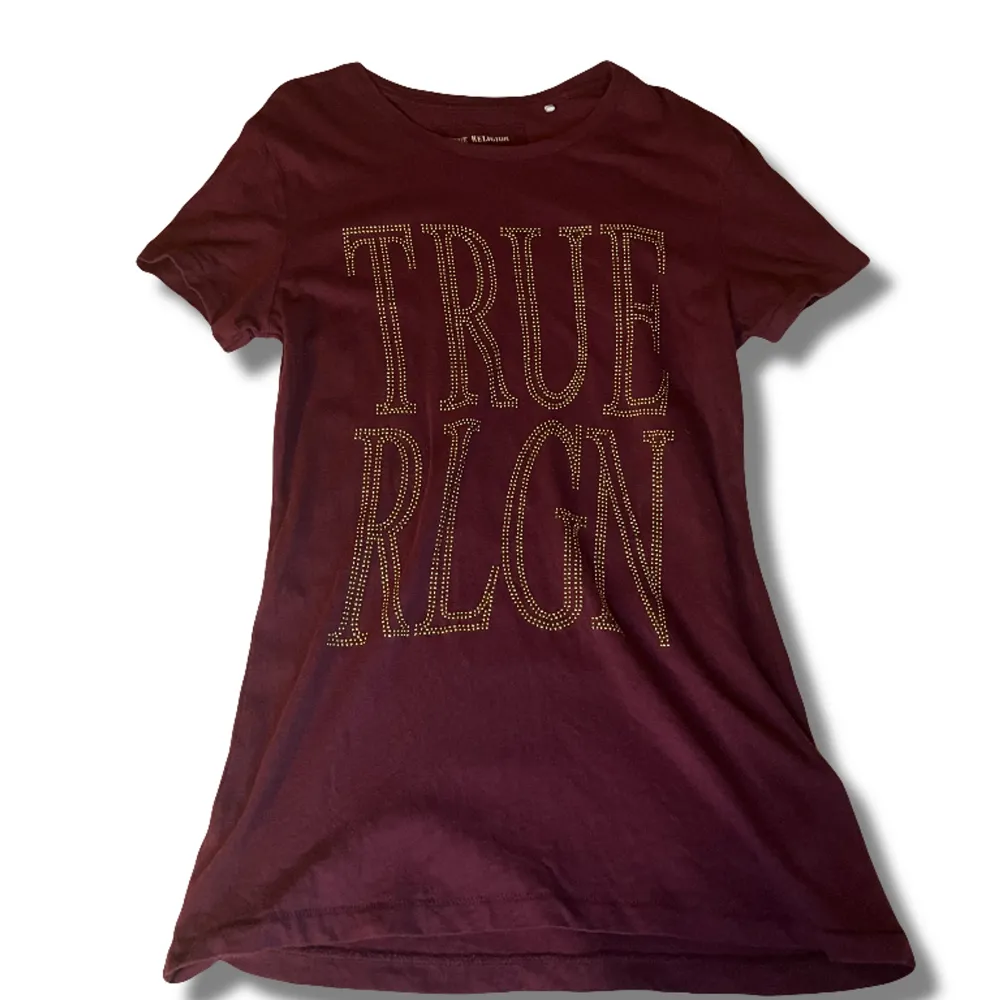 Så snygg true religion t-shirt i väldigt bra skick, inga defekter. Skriv om du har några funderingar!. T-shirts.