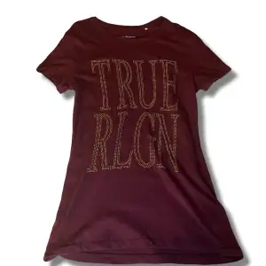 Så snygg true religion t-shirt i väldigt bra skick, inga defekter. Skriv om du har några funderingar!