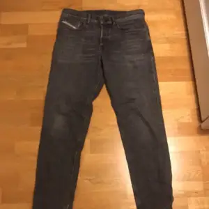 Diesel jeans i eftertraktad färg. Jeansen är i taperd fit och storlek 30W 32L så jag rekommenderar att gå ner en storlek i midjan för att få slim ”grisch” fit. Nypris 2200kr. Säljer då de är lite stora på mig, sparsamt använda.