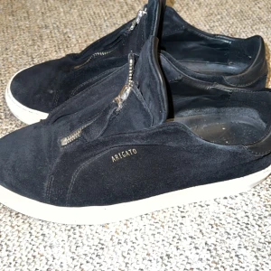 Arigatos storlek 40 - SKICK 8,5/10  Jätte bra handomtagna, fräscha 🤌🏽👑 Riktigt fina skor för sommaren som är pågång…  FLER FRÅGOR BARA ATT STÄLLA !