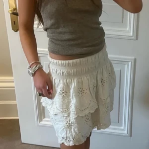 Zara Vit Broderad Volangkjol  - Säljer denna vita broderade volangkjol från zara. säljs inte längre 