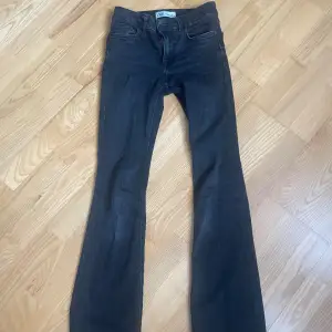 Ett par riktigt snygga jeans från zara som är väldigt trendigts dom ör slutsålda överallt!!  Seljer då dom är försmå för mig!🤗🫶🏼💕