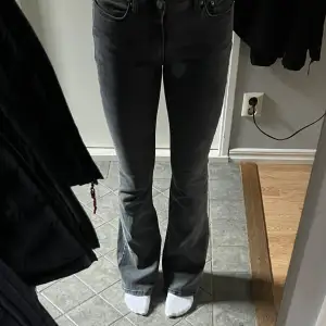 Ett par low waist jeans från Gina tricot. Har använt de 3 gånger då jag köpt fel storlek. Ser helt oanvända ut ingen skada.  Köpt pris 499kr OBS! Köparen står för frakt Strl 36  För fler bilder på Jensen skriv i DM