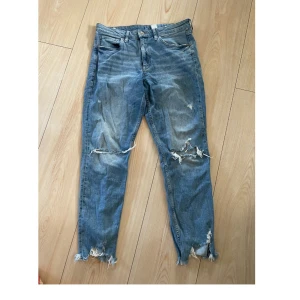 Jeans - Jeans i storlek M, ”girlfriend fit och regular waist”. Väl använda men i gott skick! 
