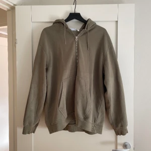 Weekday ziphoddie  - Storlek L  Vädligt bra skick 