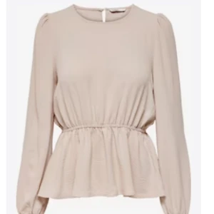 Blus  - Jätte fin rosa blus från Only som tyvärr inte kommer till användning! Använd 1 gång så den är i nyskick. Kom privat för egna bilder!🩷 Pris går alltid att diskutera