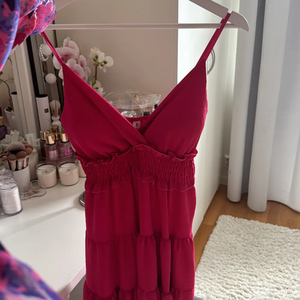 säljer denhär supersöta rosa klänningen som är perfekt nu till sommar och vår🥹 men som tyvärr inte kommit till användning alls då jag velat ha den i en större storlek. Alltså oanvänd utan defekter🩷. Klänningar.