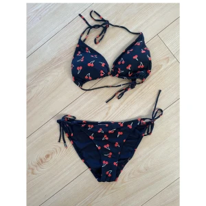 Bikini - Bikini med körsbärs-mönster från Only, i storlek L men skulle säga mer åt M. Låg midja på trosorna. I fint skick!