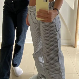 Mango jeans🤩🤩 - Som nya, första bilden är lånad dem två andra är mina😊skriv om frågor