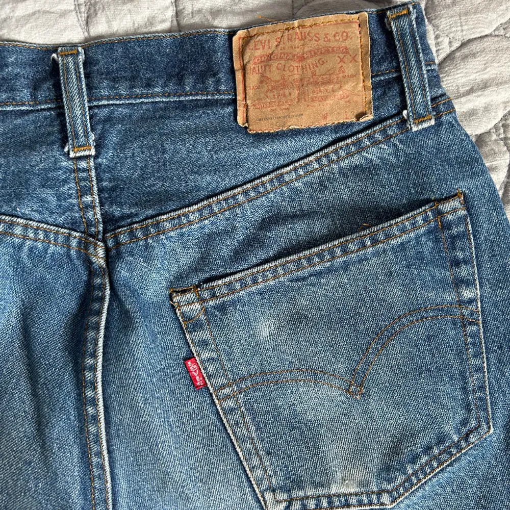 Superfina vintage levis 501 jeans i välanvänt men fint skick 😍 Det är en herrmodell så därför har jag haft de som low waist baggy jeans🥰 Själv är jag strl m elr 38 i jeans och de sitter fint som low waist på mig 💕💕. Jeans & Byxor.