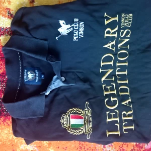 Polo Club VINSON Pike - Säljer detta då de är på tok för liten.... Annars en jätte fin tröja och man känner sig stillig i den kan jag lova;) Priset går att diskuteras vid snabb affär! 