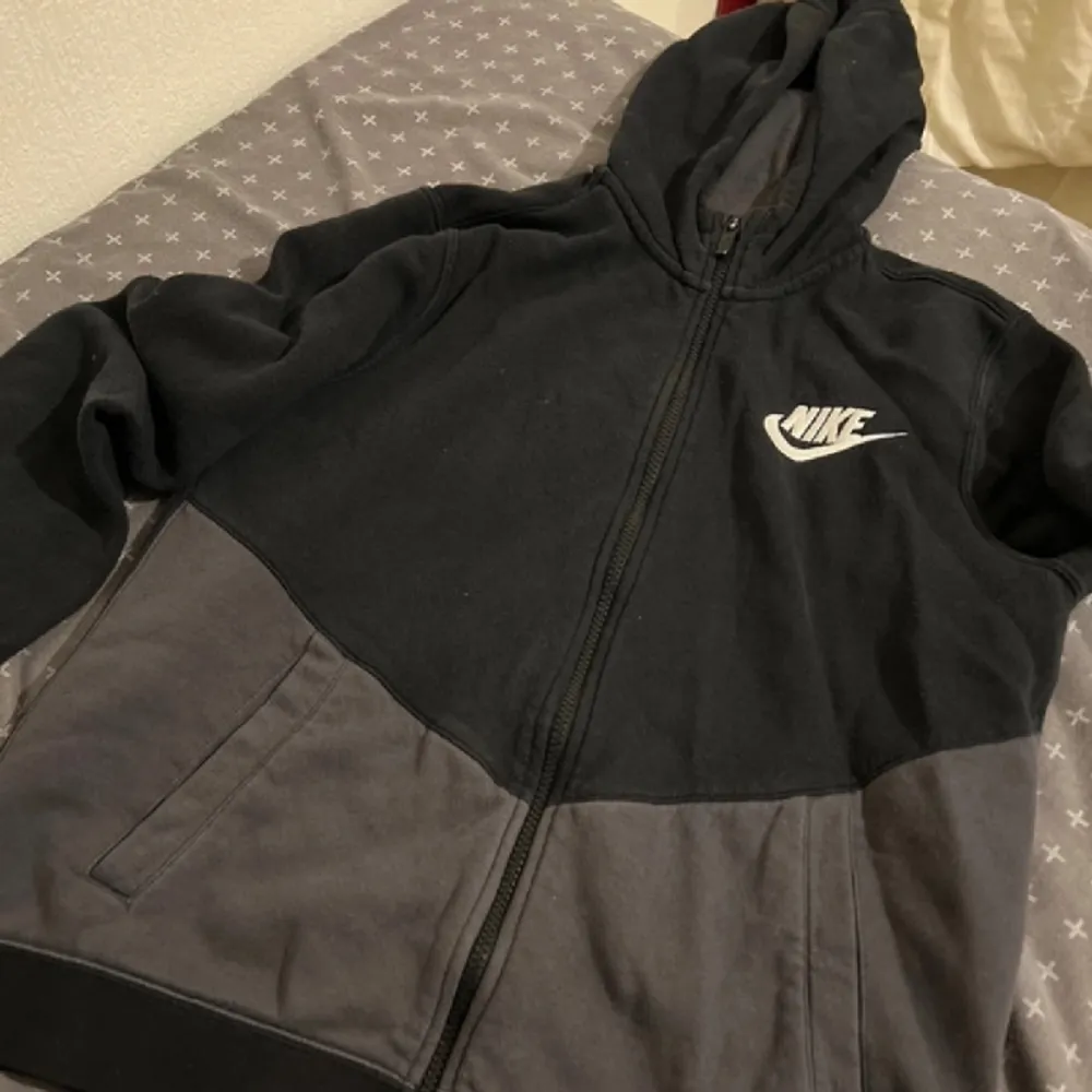 Nike kofta för barn strl XL. Sitter normalt använd flera gånger inga anmärkningar . Hoodies.