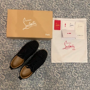 Loubs  - Hej säljer nu mina sjukt snygga loubs i färgen marinblå, de är använda i ett halvår. 