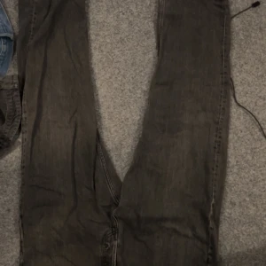 Säljer mina weekday space byxor  - Säljer mina snygga weekday space byxor