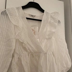 Topp - Så söt blus från only  Den ör helt oanvänd med lappen kvar så nyskick Storlek xxs men passar även xs och s Vid mycket intresse aktiveras budgivning❤️