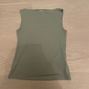 Snygg topp från weekday  - Snygg topp från weekend day❤️ Jättesnygg topp som sitter ganska tajt super snygg modell💞