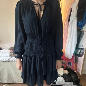 Maje klänning - Säljer denna sjukt populära maje klänning, knappt använd! 