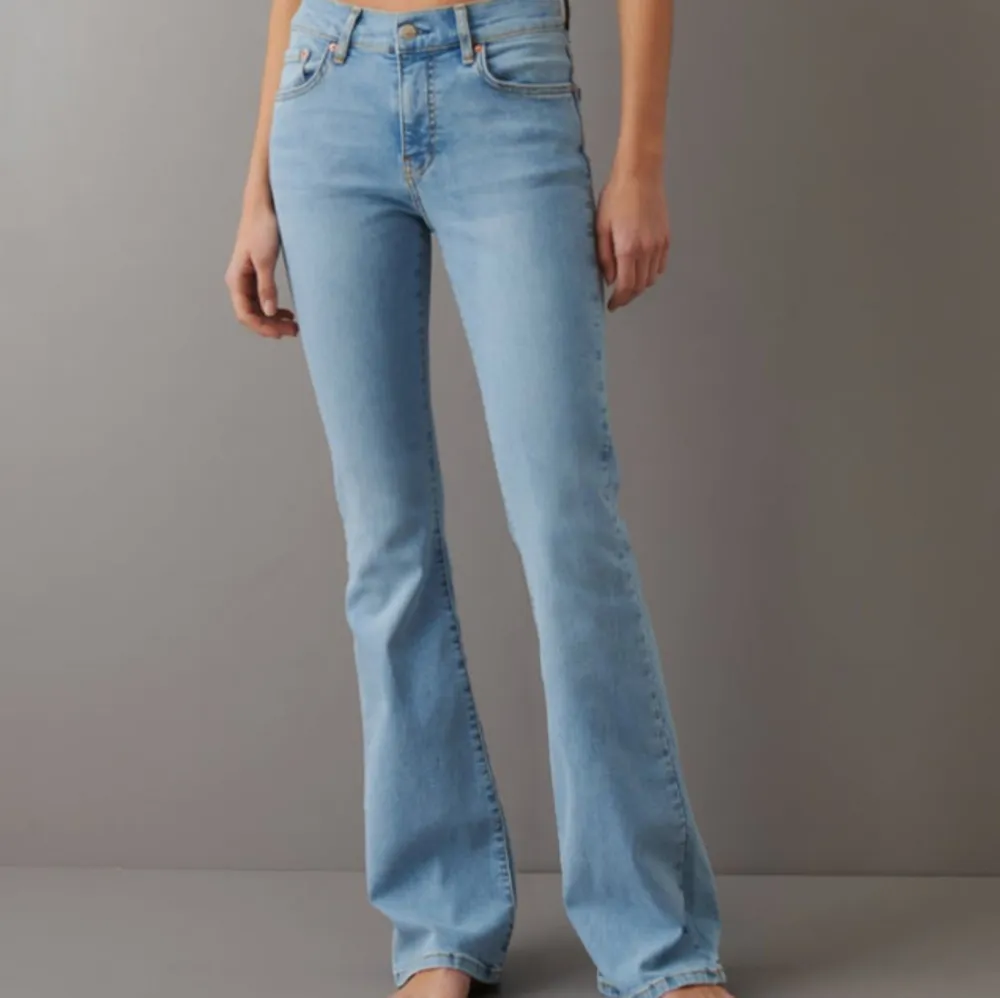Sälja dessa ljusblåa bootcut jeansen från Gina Tricot då jag har 2 par. Nypris 500kr. Jeans & Byxor.
