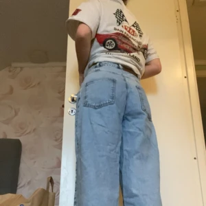 Baggy retro jeans - Högmidjade baggy jeans lite 80/90tal model skit snygga från Reclaimed Vintage 