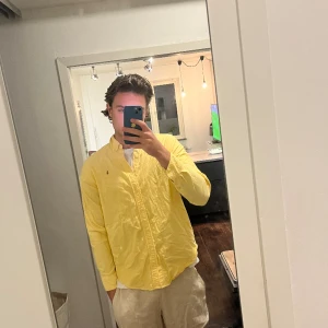 Ralph Lauren Skjorta - knappt använd - Lite skrynklig då den legat i garderoben länge länge. Knappt använd. Storlek S 