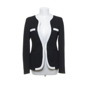 Zara kavaj  - Tidlös modell, två diskreta hyskor att stänga med, är dock lika snygg "öppen", ganska tung i materialet så den sitter snyggt och faller fint.  Strl 36  SÅ tacksam att variera beroende på skor och accessoarer!! Lika snygg till svarta slacks som skinnb