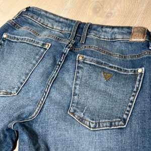 Guess- jeans i orört skick, använda endast ett fåtal gånger 
