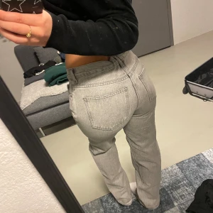 Gina tricot jeans - Säljer dessa snygga byxor för har köpt ett par nya. Har sytt in dom lite där bak då jag fick ett litet glapp av dom