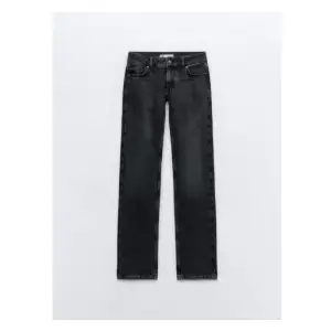 Ett par super snygga, svarta, straight lowwaist jeans. Säljer eftersom de inte kommer till användning längre.❤️🩷 (Bilden är lånad)