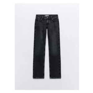 Lowwaist jeans - Ett par super snygga, svarta, straight lowwaist jeans. Säljer eftersom de inte kommer till användning längre.❤️🩷 (Bilden är lånad)
