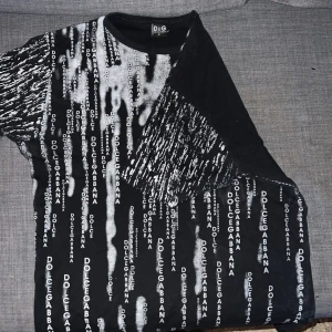 t-shirt  - en väldigt fin designers tröja  ifrån det populära märket Dolce & Gabbana! Bra skick och priset kan diskuteras