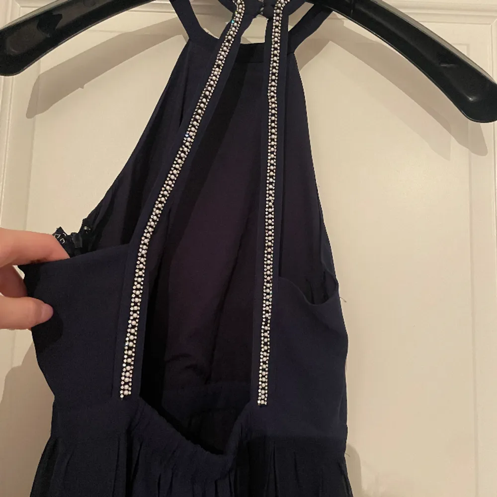 Marinblå balklänning, passar storlek xs-s. Köpt begagnad men blev aldrig använd. Priset är inte hugget i sten✨. Klänningar.
