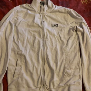 EA7 - Säljer nu en  EA7 dress i färgen svart  stl L  för 800. Vit EA7 tröja i stl M för 400. 